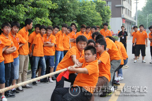南京万通迎新生拔河比赛 凝心聚力、众志成城