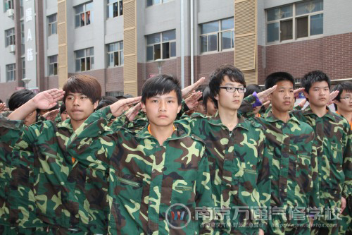 南京万通汽修学校新生向领导敬礼接受检阅