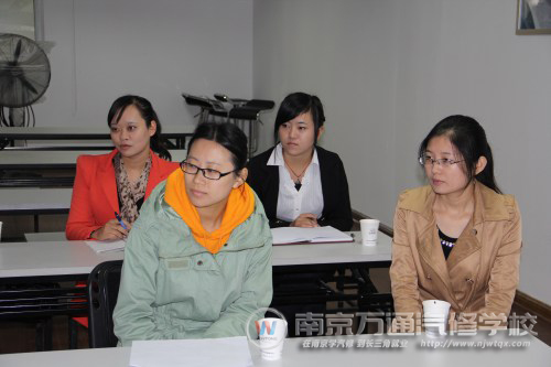 座谈会上,学校教师和工作人员广泛沟通、交流。取长补短、共同进步