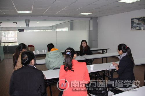 北京现代的工作人员非常热情,同时认真负责的向南京万通教师讲解4S店先进设施设备讯息。