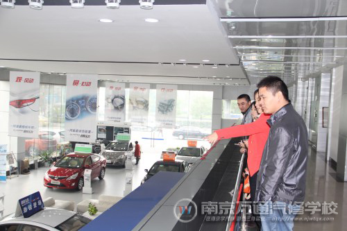 站在二楼,北京现代的销售大厅尽收眼底,新型车、先进设备一览无余