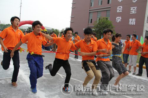 趣味运动会上师生同乐
