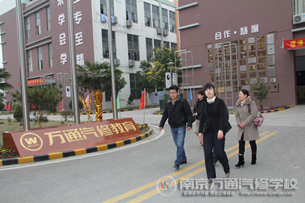 咨询老师带着家长参观校园