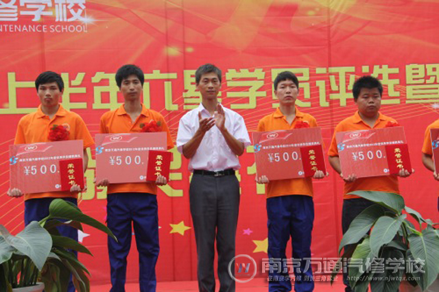 学校为学子颁发奖学金