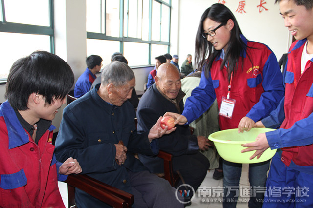 万通学子给老人送苹果
