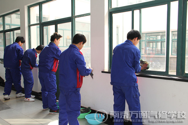 学生们在擦玻璃
