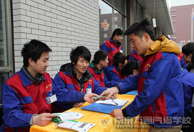 学生在排队领取板蓝根