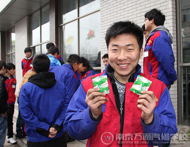 学生领到板蓝根后的高兴劲
