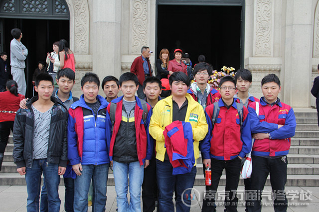 同学在祭堂前合影