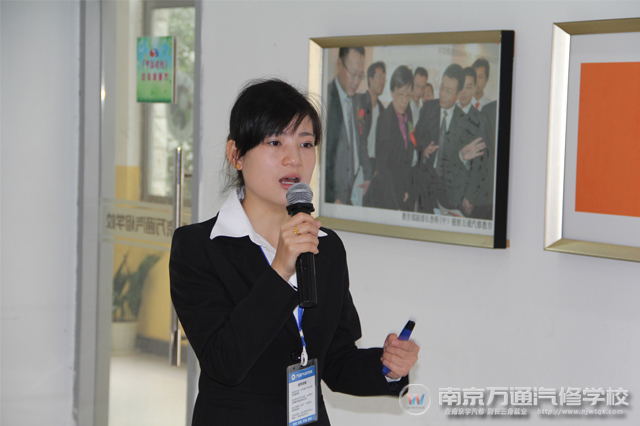 方苗老师向同学们介绍商务礼仪基本规范