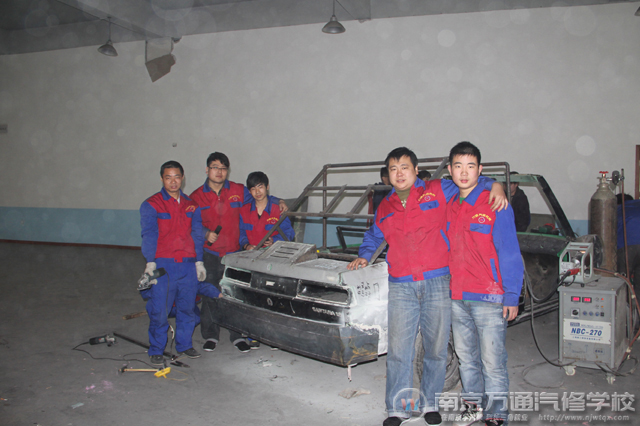 社员们与万通二号合影留念