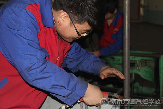 社员正在进行敞篷钢架的加固