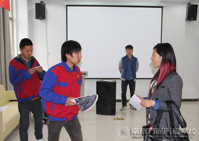 同学们正在认真排练情景剧
