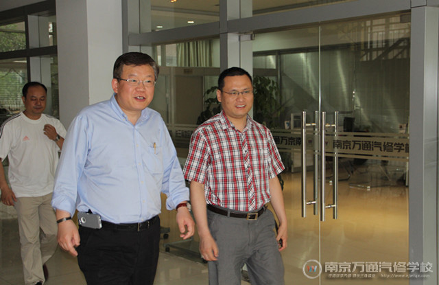曼泽纳集团相关领导来我校考察交流