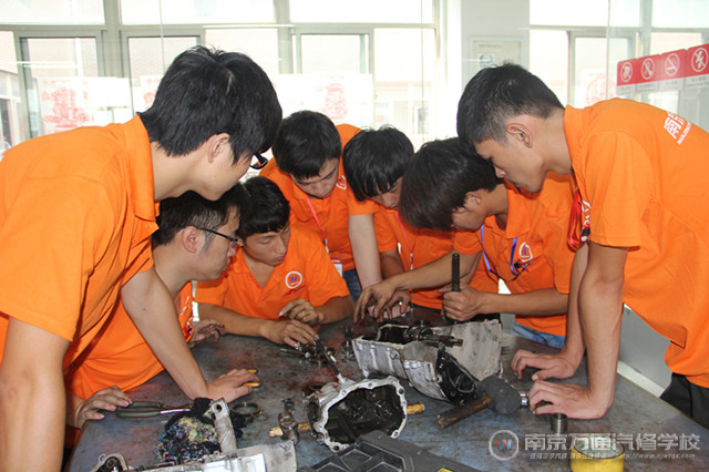 南京万通汽修学校采用理实一体的实训教学模式