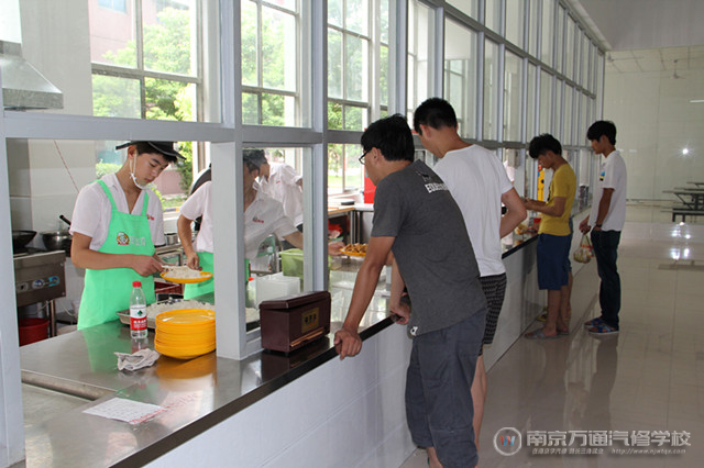 丰富的菜肴种类和优秀的卫生环境,保证学生吃的既营养又健康