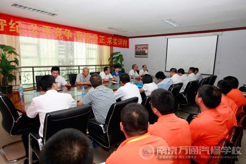 图二:教师组裁判点评会 选手认真聆听裁判点评