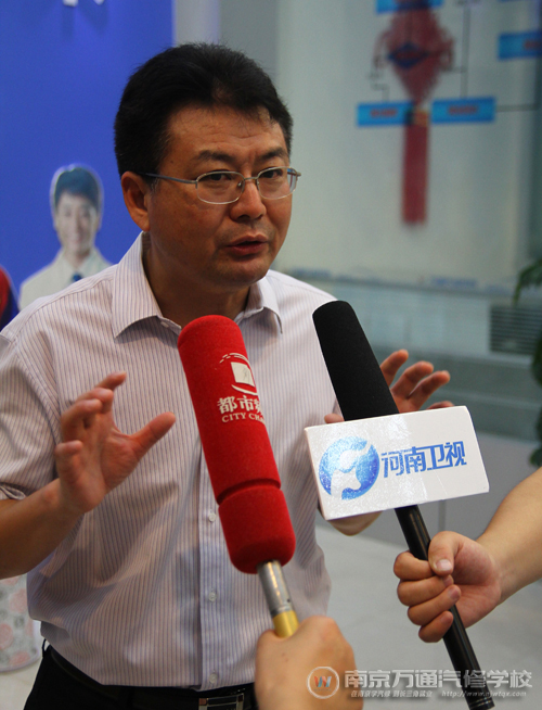图三:新华教育集团副总裁沙旭接受记者采访时高屋建瓴评价大赛