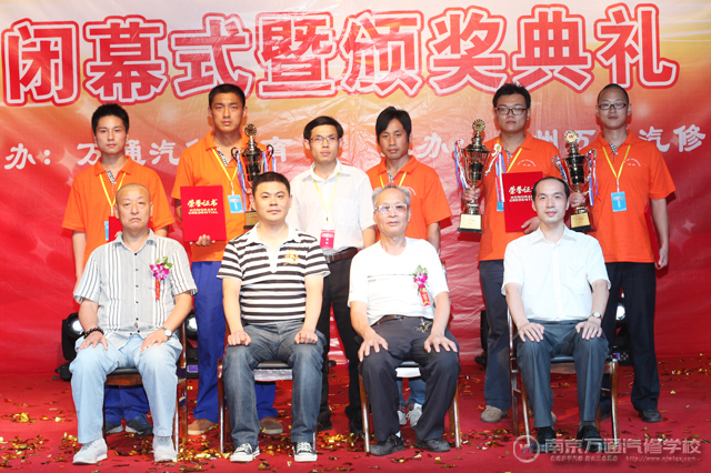 南京万通参赛师生与评委组专家们合影留念