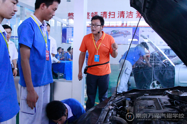 南京万通参赛老师正在赛前对参赛学生进行辅导