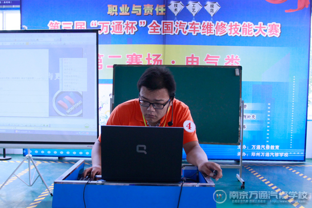 李勇老师正在进行赛前准备