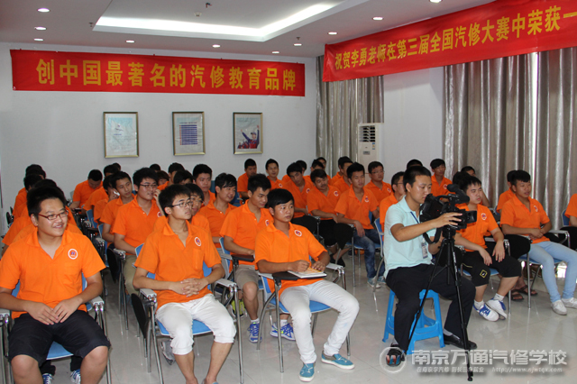台下的同学们认真聆听老师的教诲