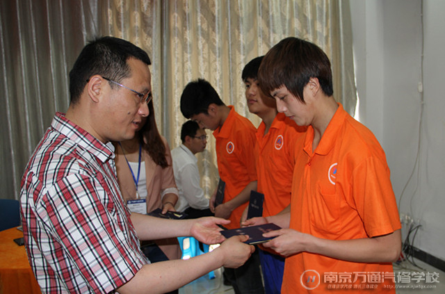 南京万通汽修学校校长亲自为毕业生颁发毕业证书