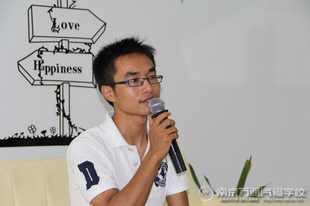 韩汝全在节目现场与同学们进行交流