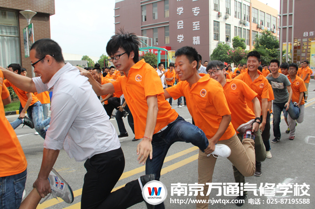 老师和同学们在比赛中齐心协力,一起创造新的纪录
