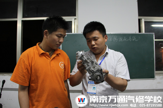 姓 名:贾长波 职 称:高级讲师 专业特长:发动机,底盘 教育理念:理论为用,实训为战,用战一致。 贾长波老师手把手教导学子 毕业后一直在国有大中型汽修企业工作,先后获得“优秀工作者”光荣称号。05年在长安服务站工作,在工作中不断的自我提升一年后升为公司经理;07年中国重汽服务站;人往高处走,不断进取的同时自己的发展平台也更广阔,08年到河北保定长城汽车培训专心研究汽车维修事业;09年到南京万通汽修学校工作至今,人生的多次转折使贾老师累积了更多的汽修经验。 贾长波老师生活照 在