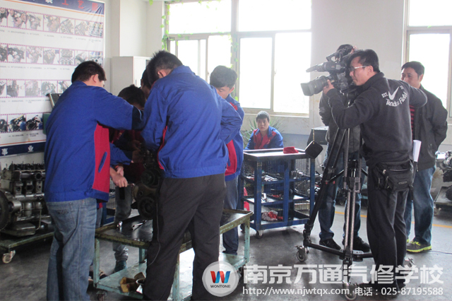 图一:实景拍摄万通学子的实训过程