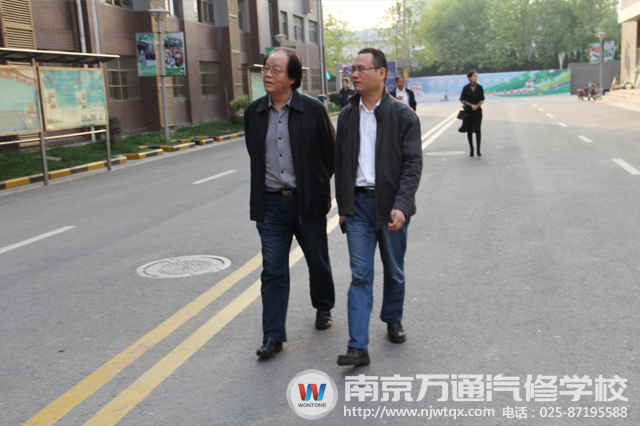 黄处长在南京万通张校长的陪同下参观校园