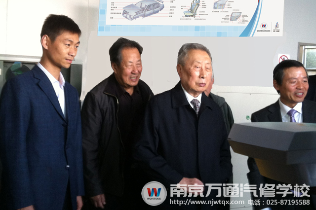 谢有柏院士来南京万通考察指导工作