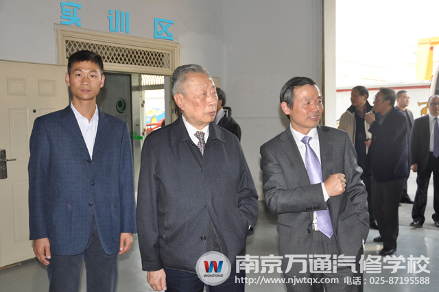 在学校领导的陪同下,谢有柏院士参观了南京万通校园