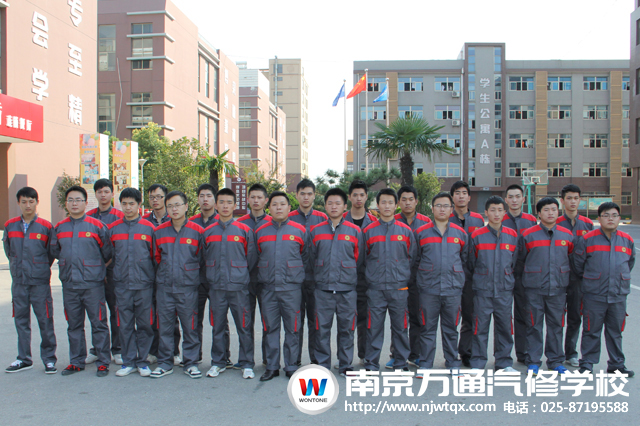 南京万通、名骏百盛校企合作班同学合影
