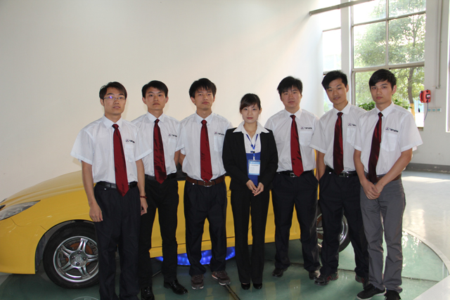 方老师的教学理念是将课堂与现代4S店接轨,让学生毕业后能够直接上岗,深受学生们欢迎