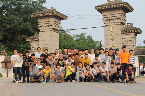 同学们在将军山下合影留念