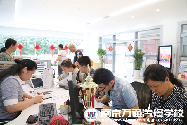 参观过后学生和家长决定现场报名