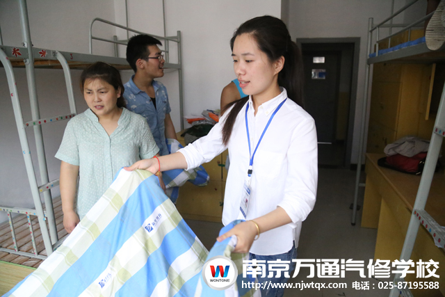 班主任为同学整理宿舍