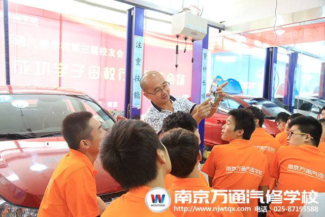 李总向同学们展示师兄们在公司的工作照片