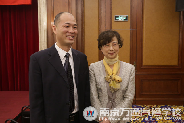 张荣全校长与江苏省人力资源和社会保障厅副厅长李志霞(右)