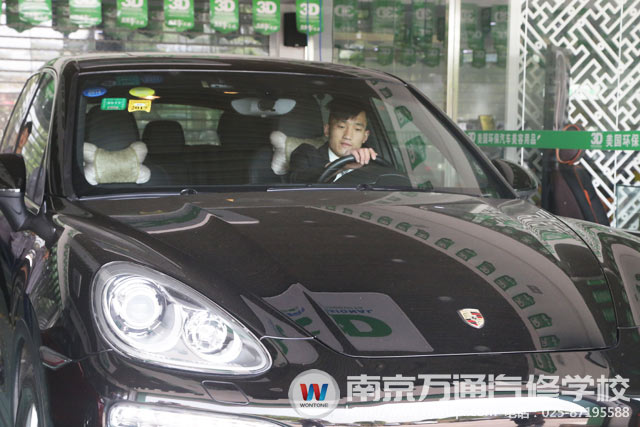 王灿灿主管保时捷一类的高档汽车