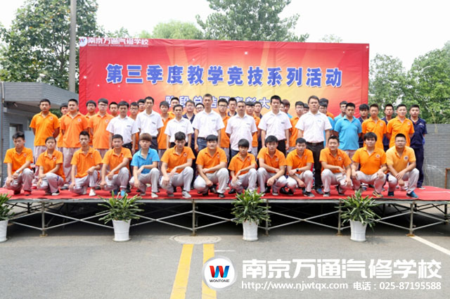 校领导与获奖学生合影留念