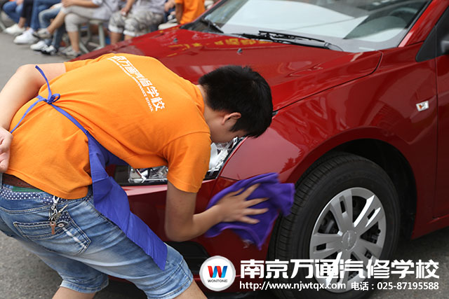 南京万通学生练习打蜡
