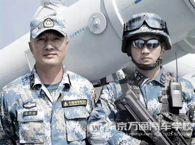 金航(右一)加入中国海军陆战队