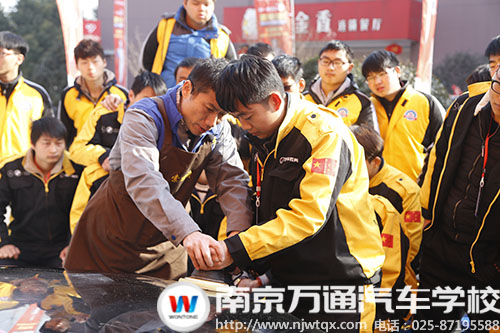 教师悉心授课