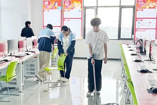 学生打扫机房