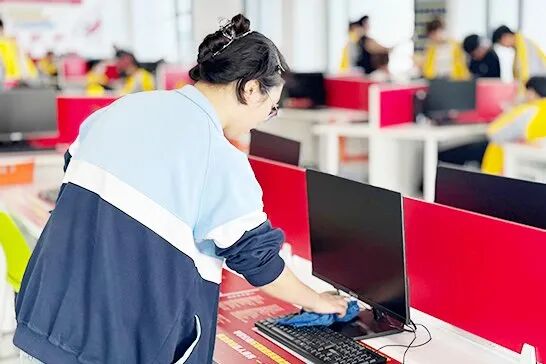学生擦拭电脑设备