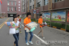 班主任和同学热心的为新生拿生活用品