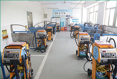 �Ͼ���ͨ����ְҵ��ѵѧУ